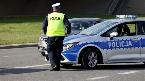 Zdjęcie przedstawiające instruktora nauki jazdy z kursantem w samochodzie szkoleniowym.
