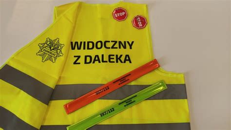 detal: żółte taśmy odblaskowe na spodniach i napisy 