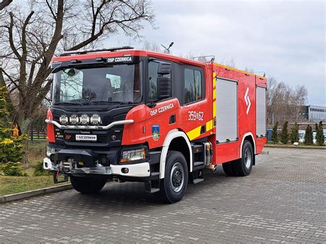 Strażnica OSP Czechowice z nowym wozem gaśniczym 