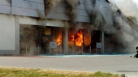 Zdjęcie przedstawiające kłęby dymu nad płonącym supermarketem Lidl w Radomsku