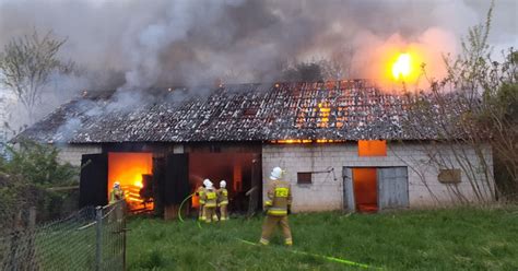 zdjęcie spalonej stodoły lub akcji gaśniczej stodoły