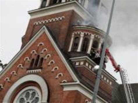 zawalony dach kościoła po pożarze