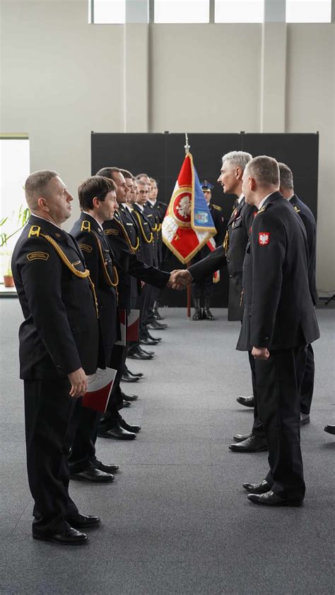 Wręczenie odznaczeń i awansów strażakom podczas uroczystości.