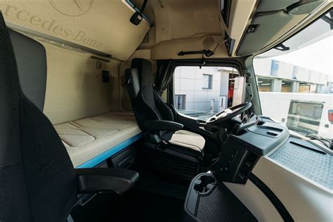 Ergonomiczna kabina ciężarówki strażackiej Volvo z widocznym pulpitem kierowcy i przestronnymi siedzeniami
