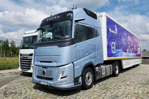 Zestaw ciężarowy Volvo FH Globetrotter XL z naczepą Wielton, przystosowany do zadań kwatermistrzowskich dla PSP