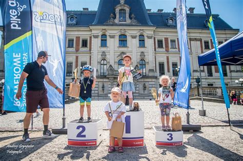 zdjęcie podium zwycięzców powiatowych zawodów strażackich w Lubawie z pucharami i medalami