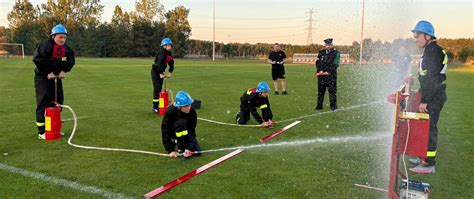 zdjęcie drużyn młodzieżowych strażaków wykonujących ćwiczenie bojowe