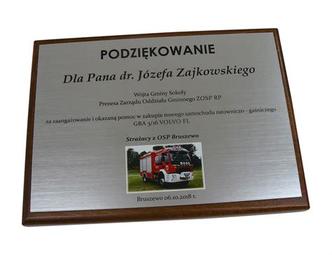 zdjęcie wysokiej jakości dyplomu na podkładzie drewnianym z wygrawerowanym symbolem strażackim