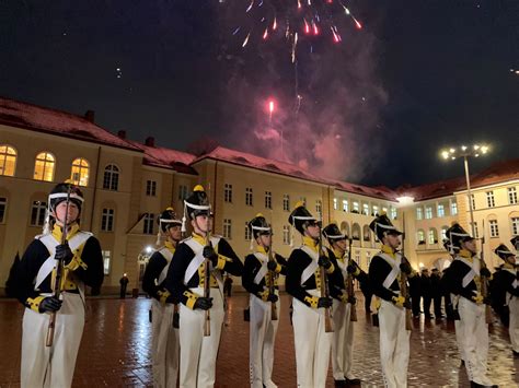 Grafika przedstawiająca starcie powstańców z rosyjską kawalerią w Noc Listopadową.