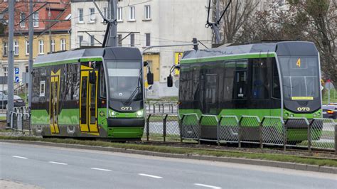 Zdjęcie przedstawiające zajezdnię tramwajową z widocznymi tramwajami i infrastrukturą