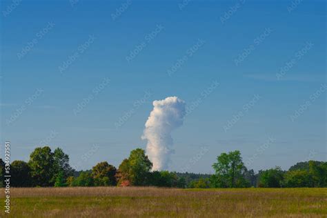 dramatyczne ujęcie słupa dymu unoszącego się nad kanadyjskim lasem