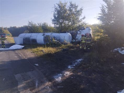 Zniszczone pojazdy po czołowym zderzeniu na drodze wojewódzkiej DW352, jeden z nich częściowo zwęglony po pożarze