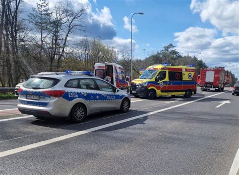 Zabezpieczone miejsce tragicznego wypadku na skrzyżowaniu w Bogatyni z widocznymi służbami ratunkowymi i uszkodzonymi pojazdami
