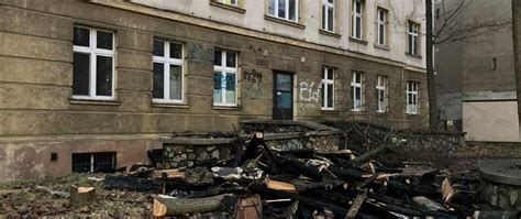 Zdjęcie całkowicie spalonych pojazdów specjalistycznych do betonu na miejscu pożaru