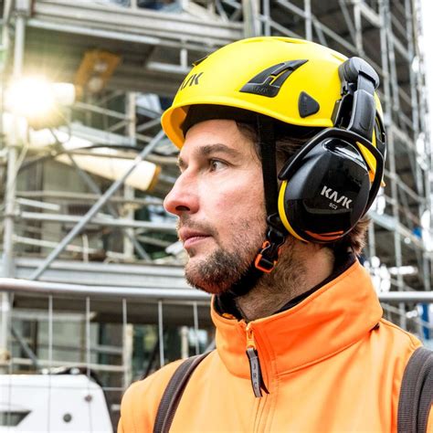 Hełm KASK Superplasma na głowie pracownika wysokościowego