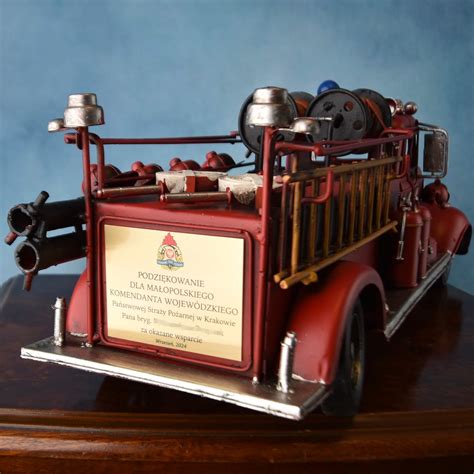 Zbliżenie na armatkę wozu strażackiego, z której wydobywają się bańki mydlane.