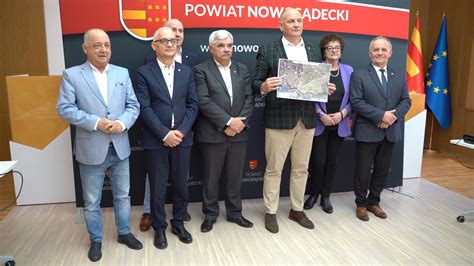 Fotografia z uroczystości pożegnania strażaków w Nowym Sączu, z bryg. Krzysztofem Wielgusem w centrum uwagi