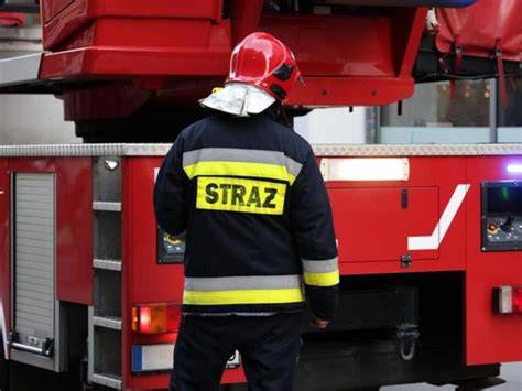 Wzruszające zdjęcie strażaka trzymającego dziecko po wypadku