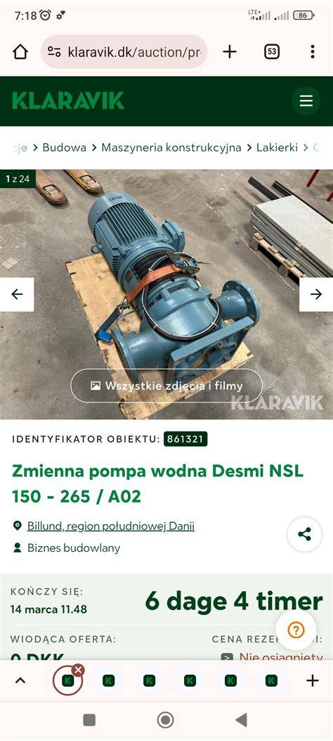 Zdjęcie przedstawiające strażaka konserwującego pompę szlamową