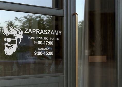 Przykłady personalizacji szafy hydrantowej: różne kolory, grafiki na drzwiach, wyposażenie w szybę lub okno z plexi.