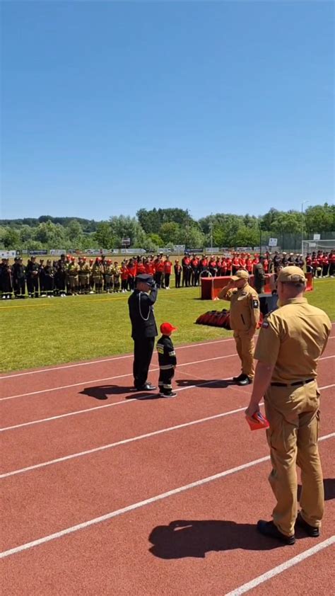 Zdjęcie z XXII Powiatowych Zawodów Sportowo-Pożarniczych MDP w Szwacinie, prezentujące młodych strażaków w akcji