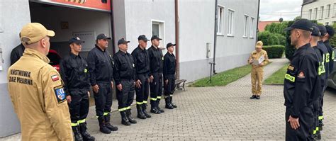 Strażacy w mundurach koszarowych podczas szkolenia na terenie jednostki