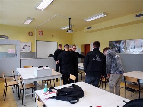 Zdjęcie przedstawiające uczniów liceum podczas praktycznych ćwiczeń gaśniczych