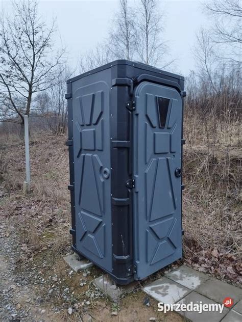 Zniszczona przez ogień przenośna toaleta typu toi-toi