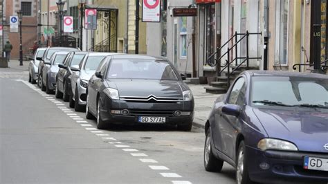 Zdjęcie pięciu spalonych samochodów zaparkowanych na ulicy