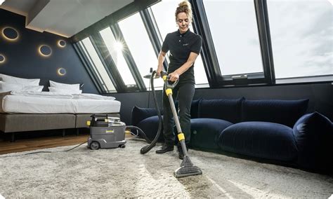 Porównanie różnych środków czyszczących do odkurzaczy piorących, z zaznaczeniem tych rekomendowanych i potencjalnie problematycznych pod kątem piany.