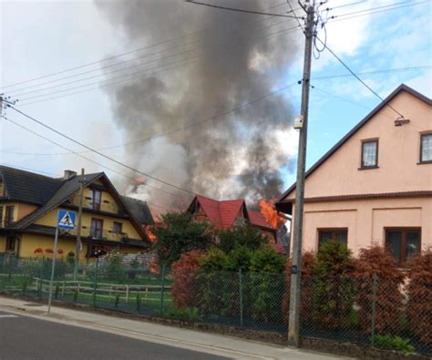 Fotografia płonącego budynku gospodarczego i mieszkalnego w Czarnym Dunajcu