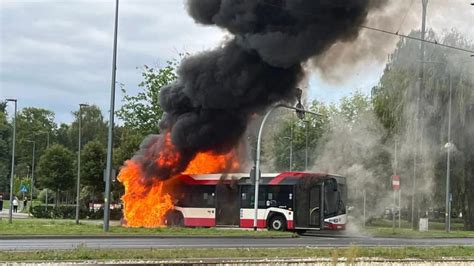 Pożar autobusu miejskiego, widok na płomienie i dym