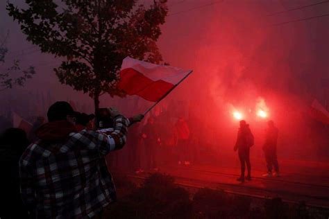 Zdjęcie przedstawiające płonącą flagę UE podczas Marszu Niepodległości