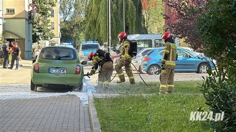 Policja i straż pożarna na miejscu pożaru samochodu osobowego