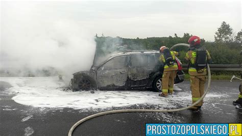pożar samochodu, dym na drodze