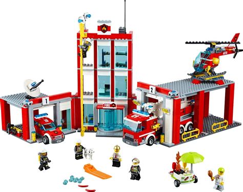 Ilustracja przedstawiająca rozłożony zestaw LEGO 60110 Remiza strażacka z widocznymi wszystkimi elementami: budynkiem remizy, pojazdami, akcesoriami i minifigurkami.