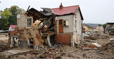Zniszczone domy po pożarach w Kalifornii