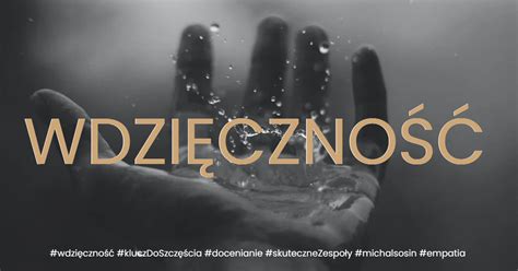 Dłoń ściskająca dłoń strażaka, symbolizująca wsparcie i wdzięczność