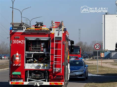 Pracownik ewakuujący się z zadymionej hali, czołgający się nisko przy podłodze