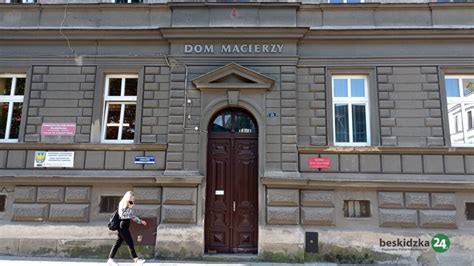 Zdjęcie przedstawiające płonący drewniany budynek Ośrodka Macierzy Ziemi Cieszyńskiej w Jaworzynce