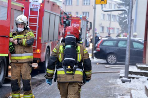 Strażak OSP w akcji ratowniczej, scena z udziałem ognia lub wody