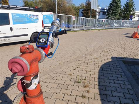 zdjęcie technika przeprowadzającego przegląd hydrantu zewnętrznego