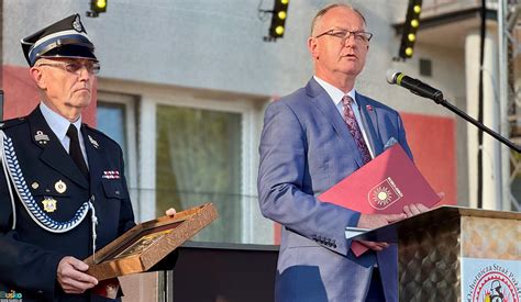 zdjęcie zaproszonych gości i strażaków podczas obchodów 100-lecia OSP Krzywa