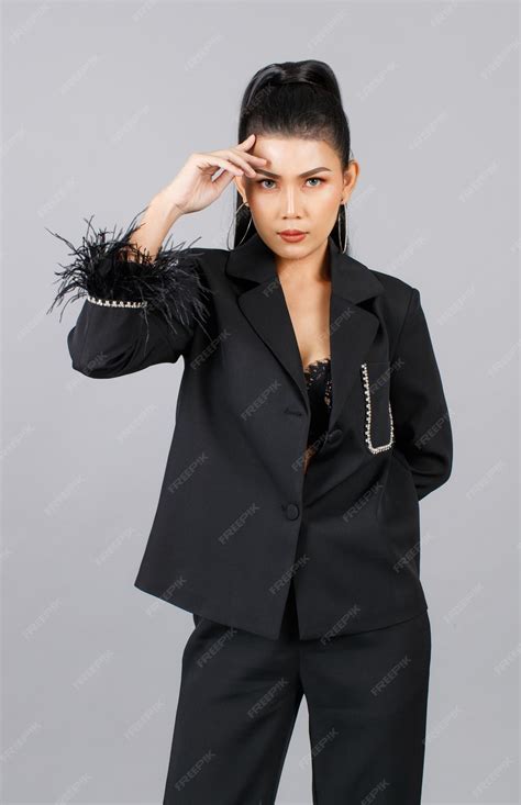 Zdjecie modelki w stylizacji inspirowanej strojem strażackim, ale nie typowym mundurem.