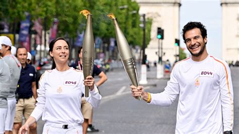 Zdjęcie przedstawiające uroczyste otwarcie zawodów CTIF ze zniczem olimpijskim i prezentacją drużyn