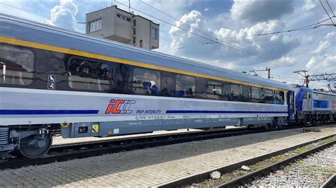Zniszczone wagony pociągu po pożarze