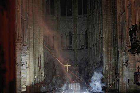 Zdjęcia wnętrza katedry Notre-Dame przed i po pożarze