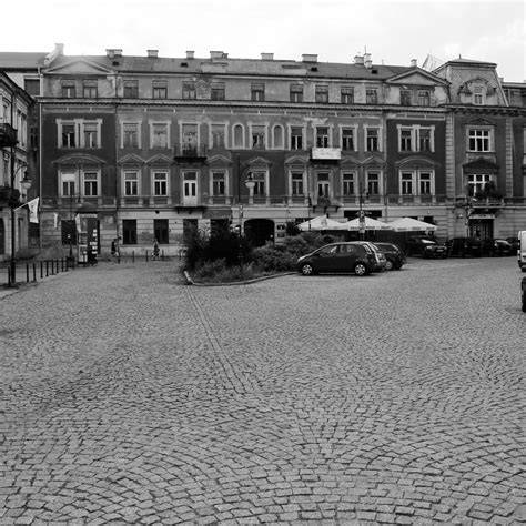 Zdjęcie płonącej kamienicy przy Placu Konstytucji w Warszawie
