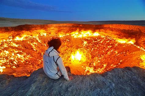 Wrota Piekieł (Darvaza Gas Crater) w Turkmenistanie nocą