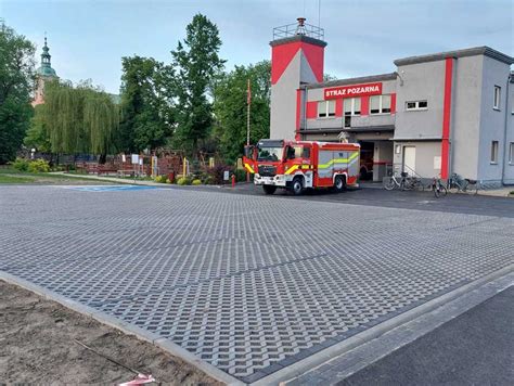 Para zaręczynowa przed remizą strażacką Ghostbusters